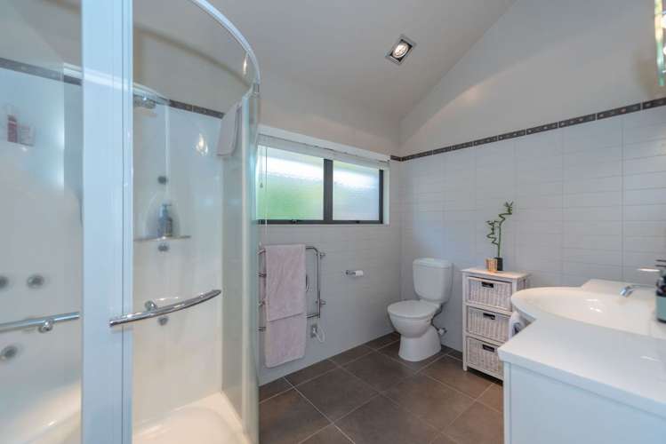 2 River Oaks Place Pukete_16