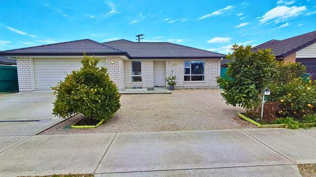 All the extras: Solar, parking and spare room