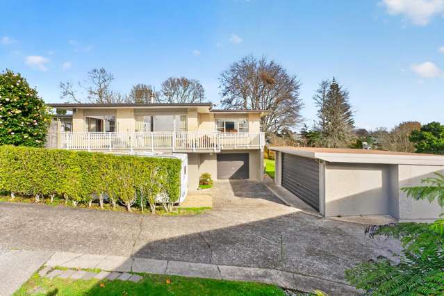 Big Living, Triple Garaging, Minutes to Town