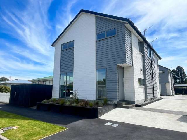 Modern 2 bedroom, 2 bathroom with allocated carpark!