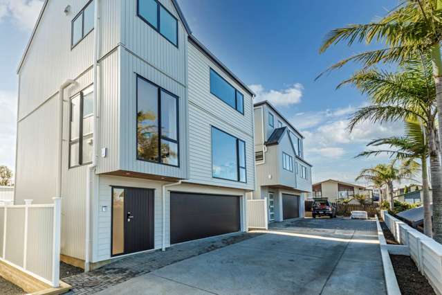 Stunning family Home with wide Sea Views