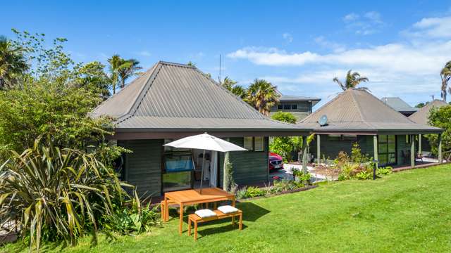 Little lifestyle overlooking the harbour in Tairua