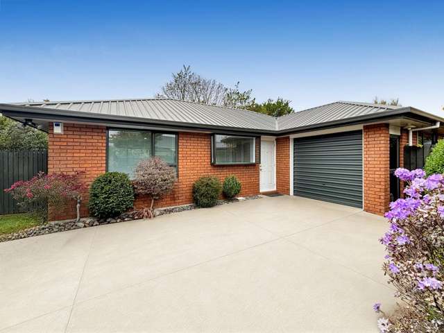 SPREYDON - 2 BEDROOMS, 1 BATHROOM, HEATPUMP, SINGLE GARAGE