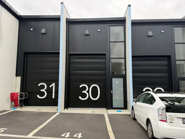 Compact warehouse. Smart location.