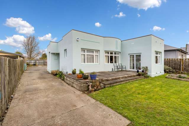Location, Convenience & Plenty of Parking
