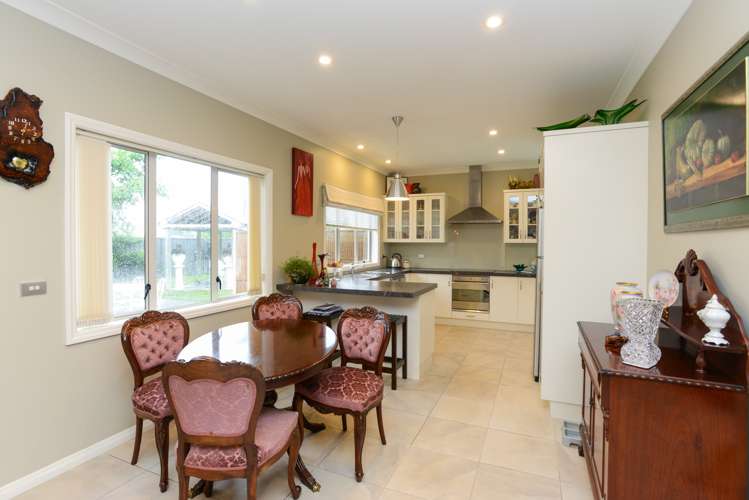 16 Heynes Place Clive_11