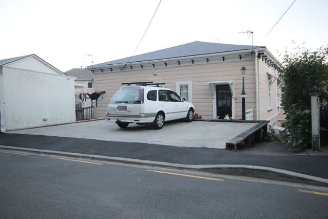 Chic 2BR Te Aro Flat w/ Courtyard!