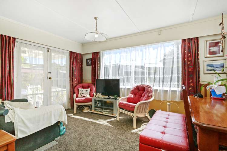 2 Burke Grove Naenae_14