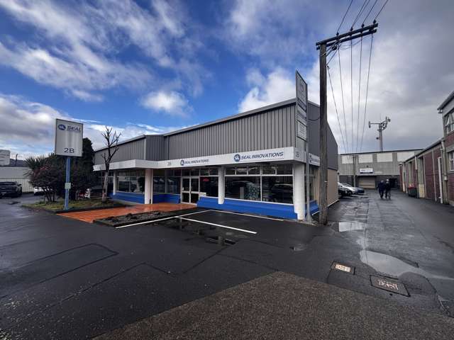 Warehouse with showroom on Udy Street!