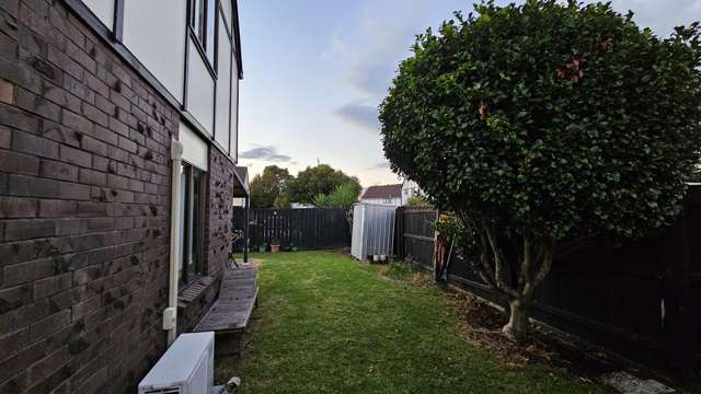 2/19 Challen Close Conifer Grove_1