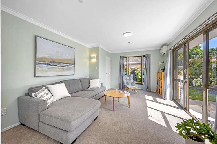 2/58 Ambleside Drive Burnside_3