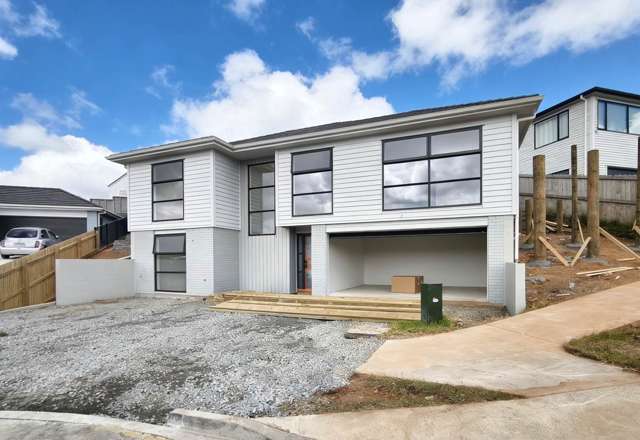Sunny Family Home with Stunning Views