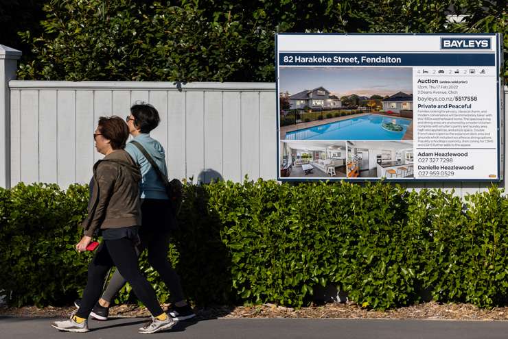 Houses line the waterfront at Palm Beach on Waiheke Island