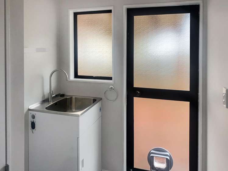 2/1002 Southland Road 10495_10