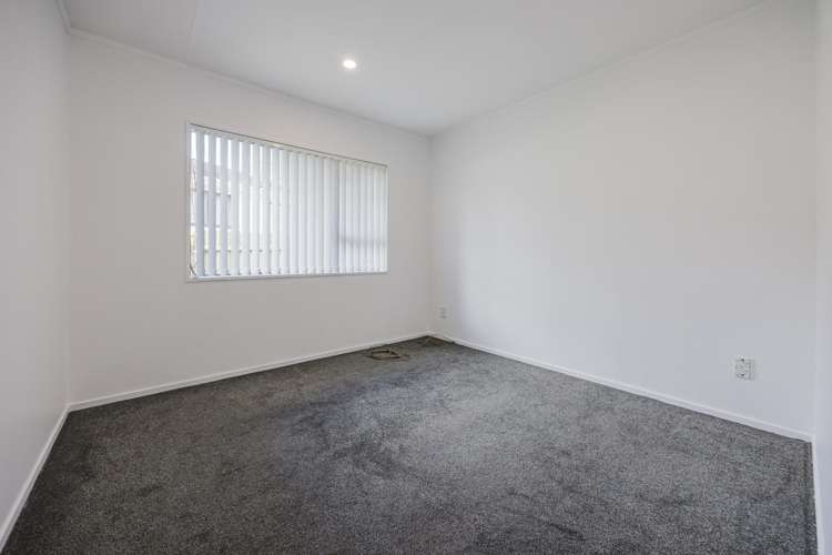 1/18 Frobisher Way Clendon Park_11