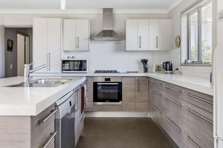 2/30 Ingle Avenue Waipahihi_15