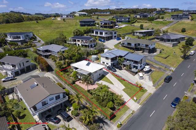 Coastal Dream Home metres from Pristine Beach