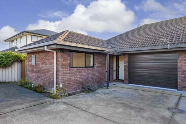 Effortless Living in a Convenient Coastal Setting