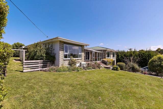 Family home with harbour views!