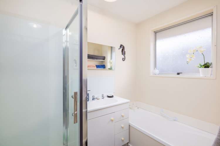 1/4 Leonie Place Aranui_8