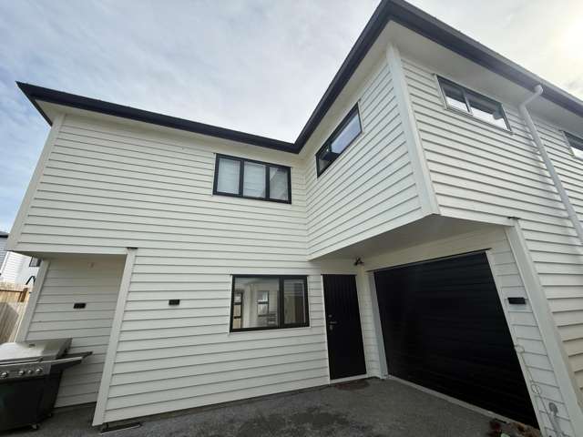Great location, in Greenbay 3 Bedroom, 2.5 Bathroom