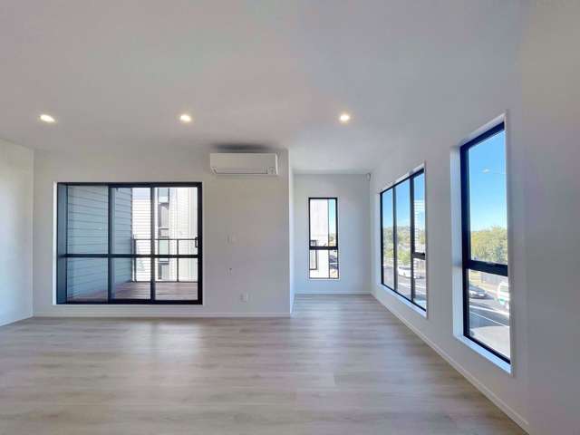 Modern 4-Bedroom Townhouse in Sandringham
