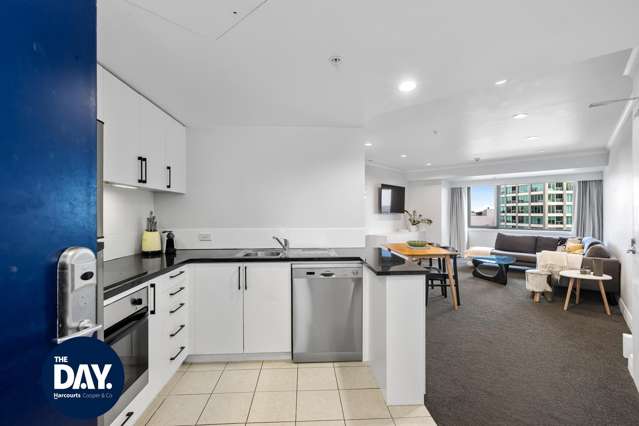 Large furnished apartment with seaviews & car park