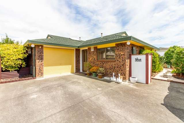 Charming 2-Bedroom Retreat at 15 Aintree Crescent, Palmerston North