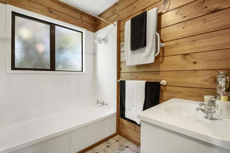 1/8 Camilla Grove Totara Vale_18