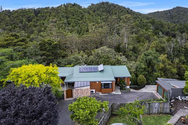 Bush Backdrop & Room For The Family!