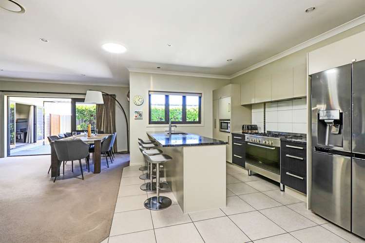 6 Lardon Place Frimley_5