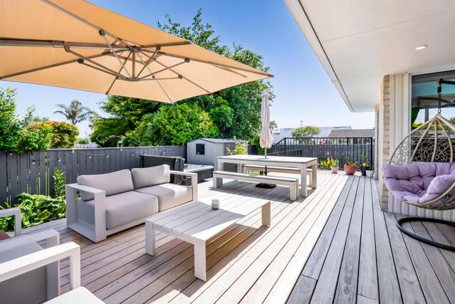 Summer-ready! Pool fun, easy-care, top location