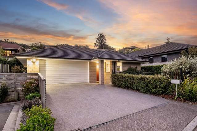 Modern, Sunny and Single Level!