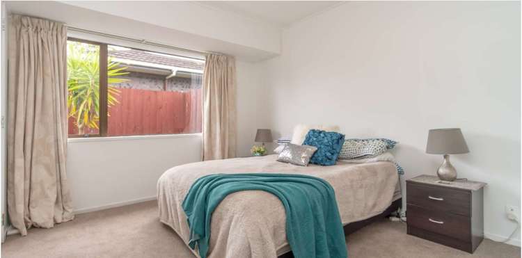 2/4 Tyndrum Place Highland Park_11