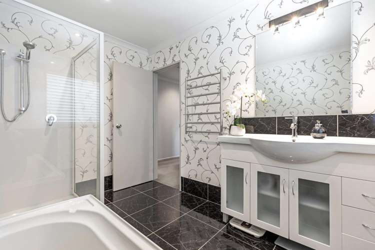 18 KO PLACE Pyes Pa_21