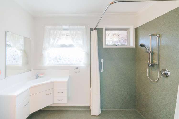 5 Hollows Crescent Takaro_11