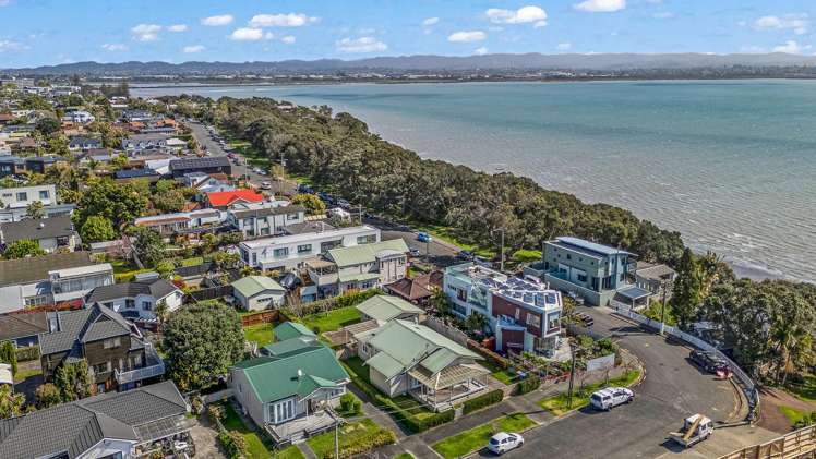 10 Joan Street Point Chevalier_6