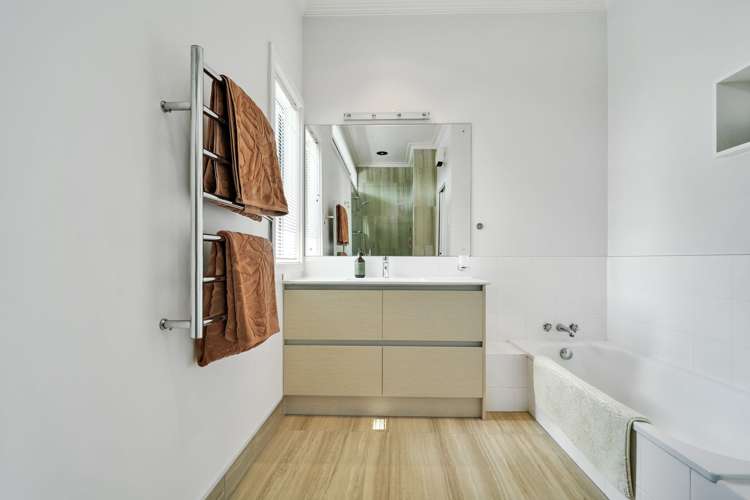 915 Harding Road Camberley_15