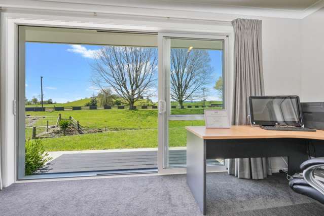 Fabulous Lifestyle Living Just Minutes To Town