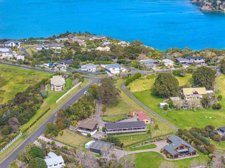 20 Roberts Road Matakatia Bay_35