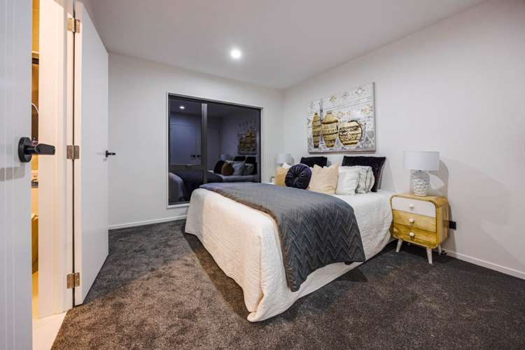 2 /1 Photinia Place Botany Downs_6