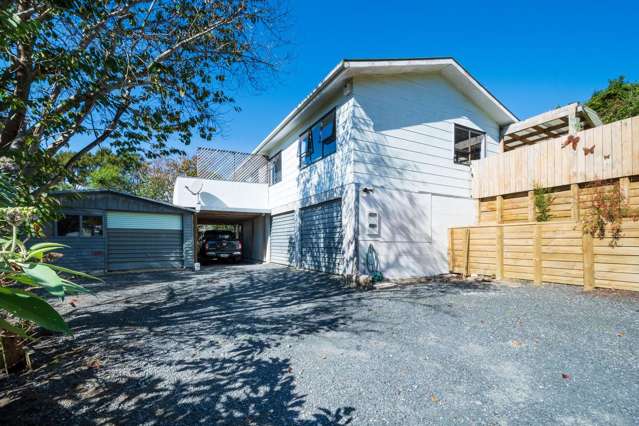 3 Car Garaging, Fenced for dogs, Elevated