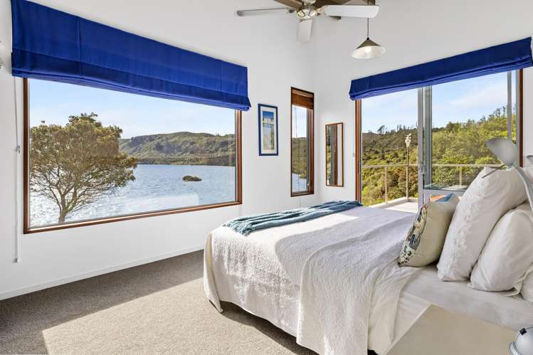 26 Whakamoenga Point Acacia Bay_17
