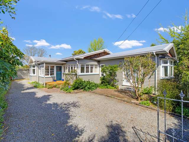 Classic Kiwi Charm, City-Fringe Living