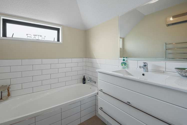 2/4 Gatonby Place Avonhead_11