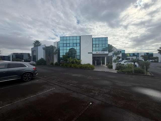 516 sqm Road Front Office/Warehouse on Piermark!