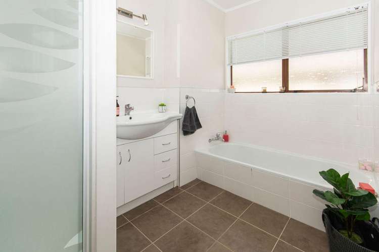 39 Nui Mana Place Te Atatu South_13