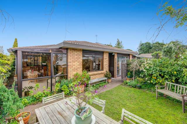 Charming Brick & Tile. Walk to the Beach!