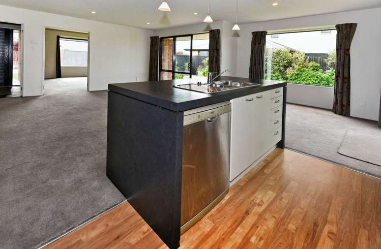 14 Kingsbridge Drive Burwood_3