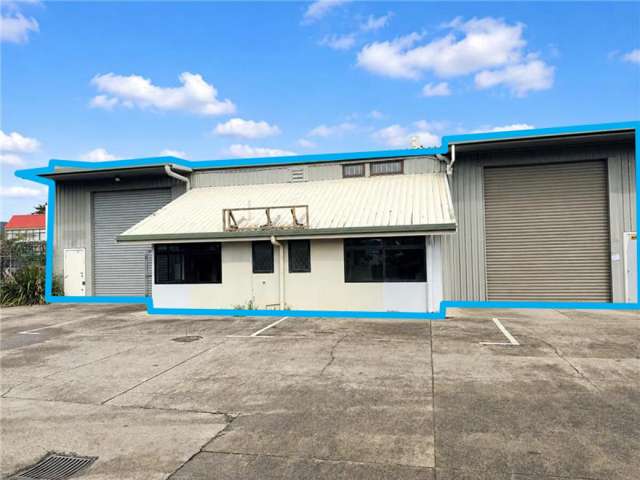 Motivated Landlord &ndash; 10 Carparks, 2 Roller Doors!